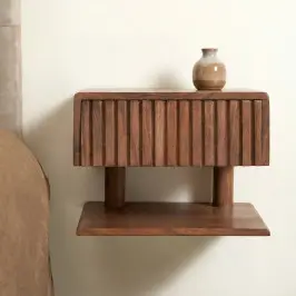 Zwevend nachtkastje met hangende plank bij LUMZ